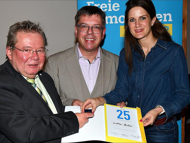Für 25-jährige Parteizugehörigkeit zur FDP ehrten Susanne Seehofer und Thomas Nagel (Mitte) den stellvertretenden Kreisvorsitzenden Lothar Huber aus Marktleugast.