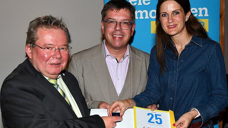 F&uuml;r 25-j&auml;hrige Parteizugeh&ouml;rigkeit zur FDP ehrten Susanne Seehofer und Thomas Nagel (Mitte) den stellvertretenden Kreisvorsitzenden Lothar Huber aus Marktleugast.