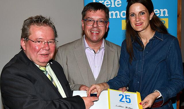Für 25-jährige Parteizugehörigkeit zur FDP ehrten Susanne Seehofer und Thomas Nagel (Mitte) den stellvertretenden Kreisvorsitzenden Lothar Huber aus Marktleugast.