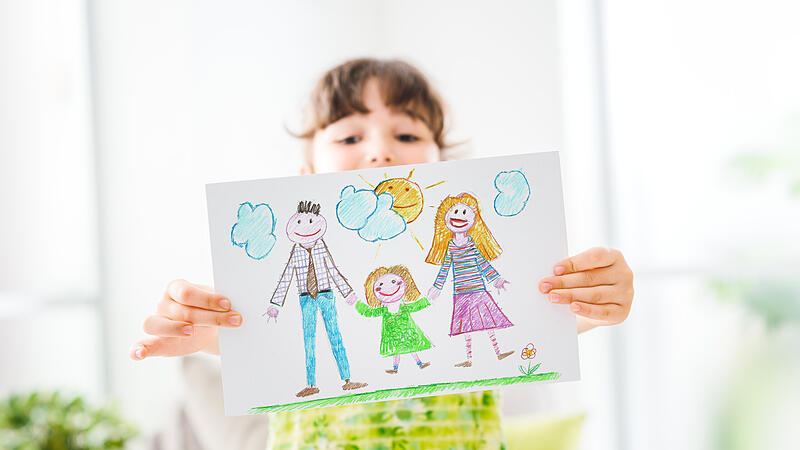 Cute girl holding a sign Die Maskenpflicht hat bei vielen Kindern im Coburger Land die Wahrnehmung von Menschen verändert. Das führt nicht nur zu Sprachstörungen.