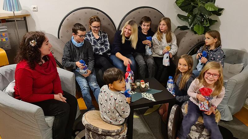 Die Kinder im Kleinstkinderheim Jule in Unterleinleiter feiern Nikolaus mit Jessica M&uuml;ller (l.) und der CSU-Bundestagsabgeordneten Silke Launert (Mitte).Forchheim & Fr&auml;nkische Schweiz
