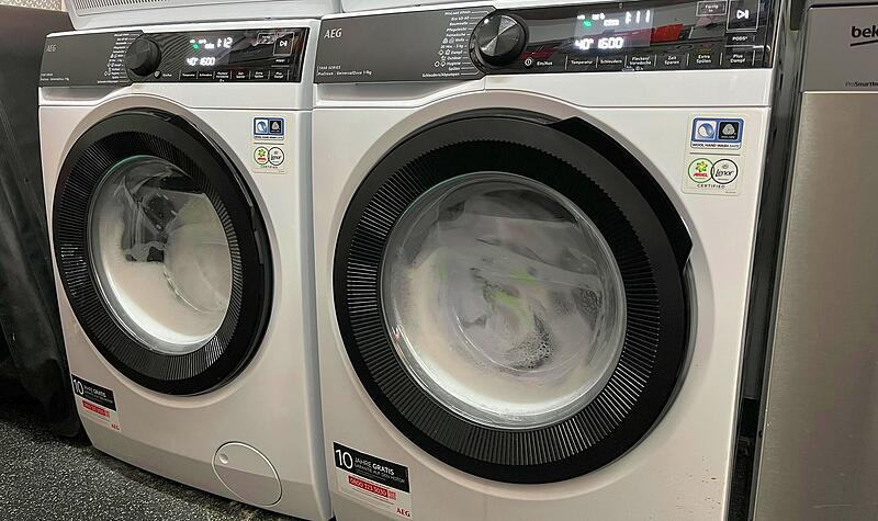 Trikots des Höchstadter EC in der Wäsche Bereitmachen für den Showdown: Am Kieferndorfer Weg laufen die Waschmaschinen heiß, die Spielkleidung für's Heimspiel am Donnerstag wird auf Vordermann gebracht.