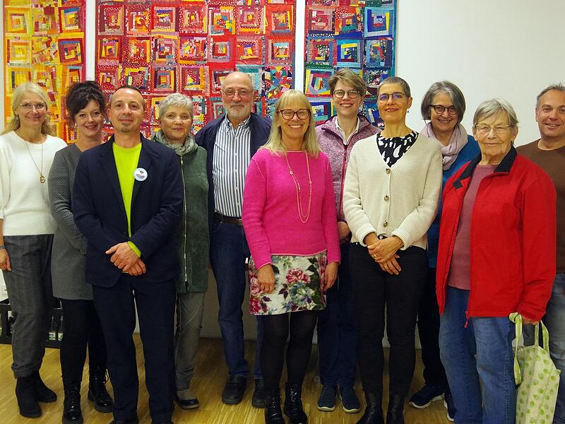 Die aktuelle Vorstandschaft des Hospizvereins Kronach rund um den 1. Vorsitzenden  Peter Witton (fünfter von links) lädt zum Jubiläum  ein.