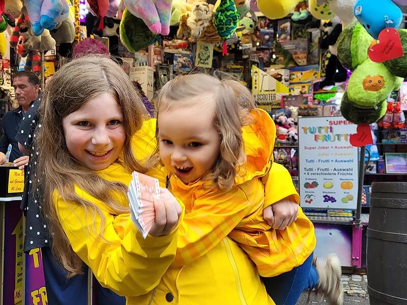 Die beiden Schwestern versuchen ihr Gl&uuml;ck an der Los-Bude am Annafest &ndash; mit gro&szlig;em Erfolg.Forchheim & Fr&auml;nkische Schweiz