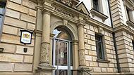 Schulklasse wohnt kuriosem Kiffer-Prozess bei.