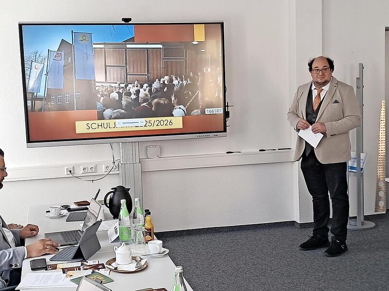 Schulleiter Martin Grund bei seiner Pr&auml;sentation.