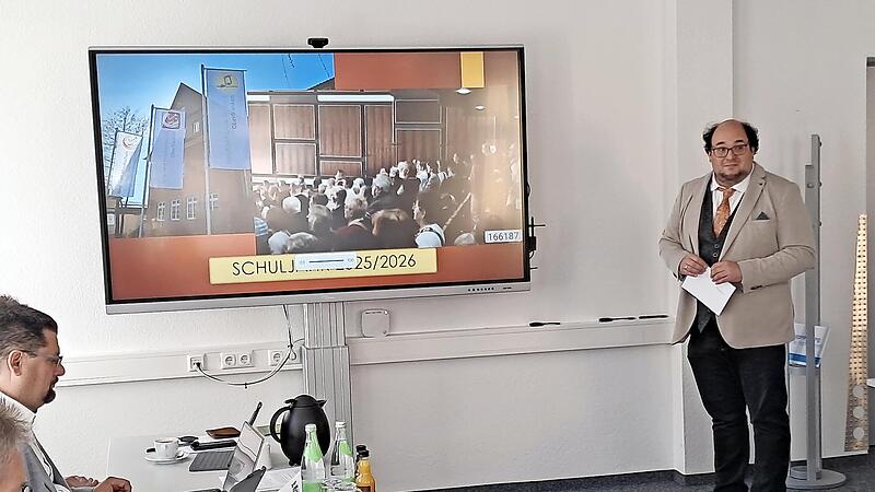 Schulleiter Martin Grund bei seiner Pr&auml;sentation.
