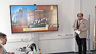 Schulleiter Martin Grund bei seiner Pr&auml;sentation.