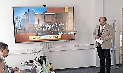 Schulleiter Martin Grund bei seiner Pr&auml;sentation.
