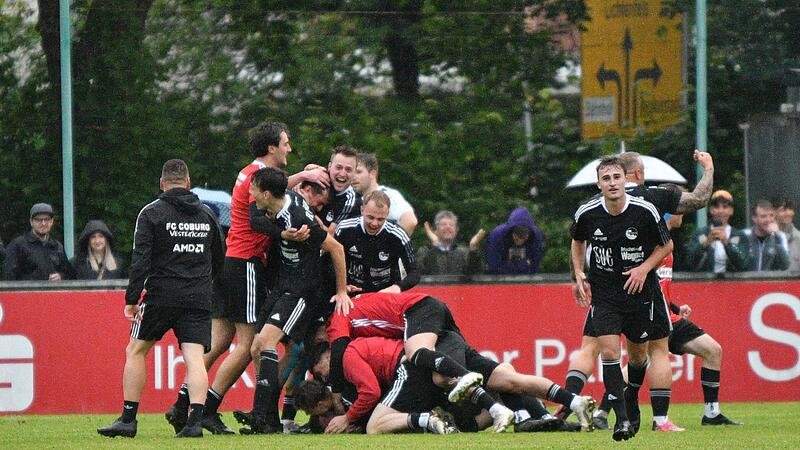 Nach dem 4:0 st&uuml;rmte die Coburger Bank den Platz und feierten frenetisch das entscheidende Tor.