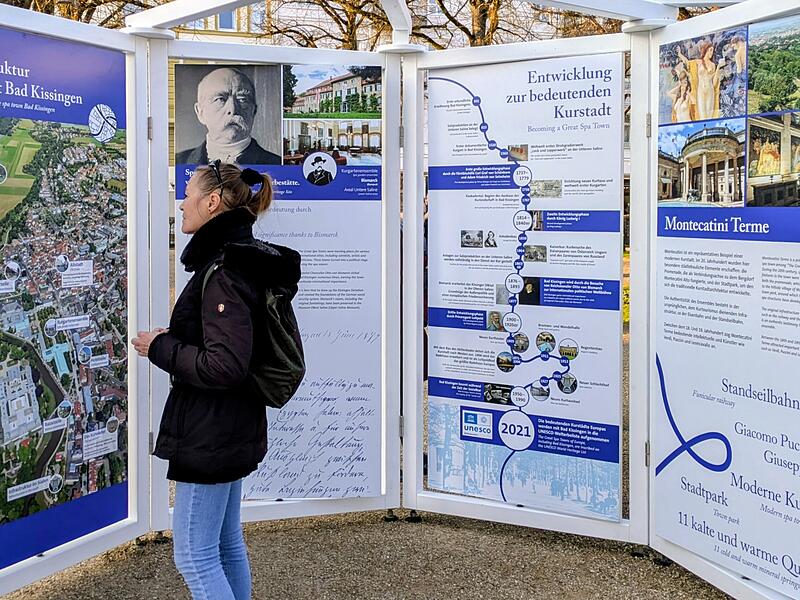 Auf 24 h&ouml;lzernen und teils drehbaren Informationstafeln erf&auml;hrt man Aktuelles &uuml;ber die elf Welterbe-Kurorte der &bdquo;Great Spa Towns of Europe&ldquo;.