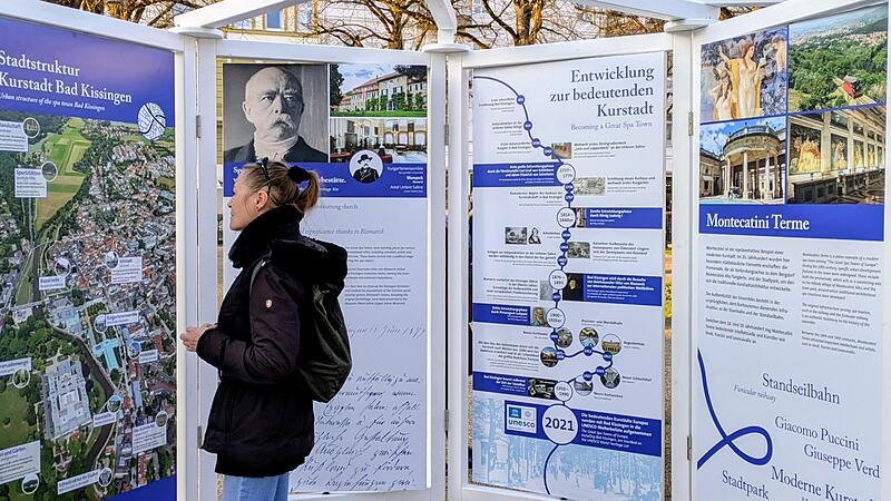 Auf 24 h&ouml;lzernen und teils drehbaren Informationstafeln erf&auml;hrt man Aktuelles &uuml;ber die elf Welterbe-Kurorte der &bdquo;Great Spa Towns of Europe&ldquo;.