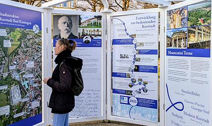 Auf 24 h&ouml;lzernen und teils drehbaren Informationstafeln erf&auml;hrt man Aktuelles &uuml;ber die elf Welterbe-Kurorte der &bdquo;Great Spa Towns of Europe&ldquo;.