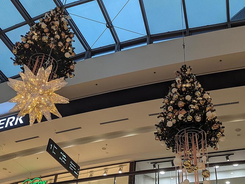Mit festlicher Dekoration soll den Kunden in der Vorweihnachtszeit ein besinnliches Einkaufserlebnis beschert werden. Mit festlicher Dekoration soll den Kunden in der Vorweihnachtszeit ein besinnliches Einkaufserlebnis beschert werden.