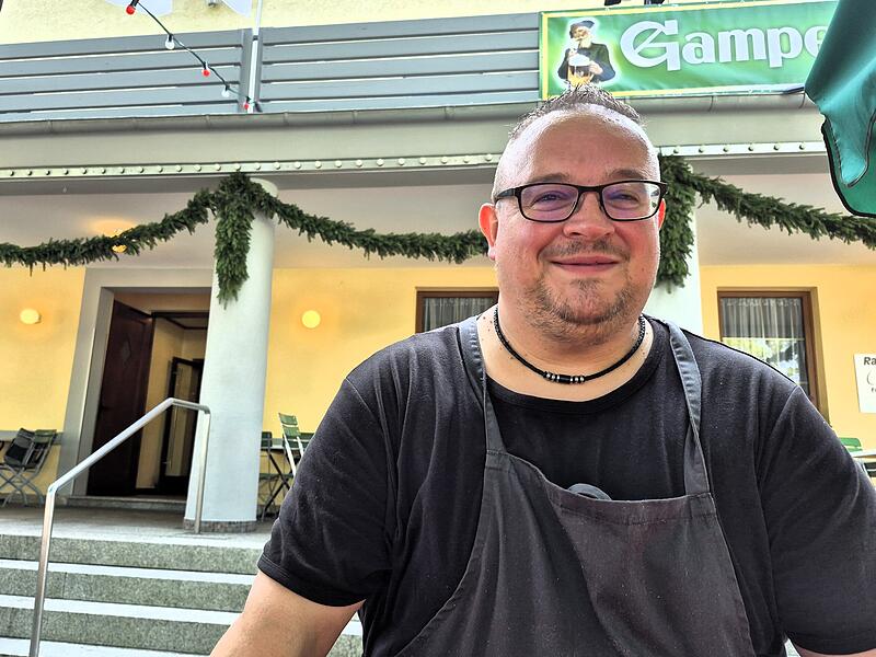 Tobias Holland steht &uuml;ber die Freischie&szlig;enzeit in der K&uuml;che des Sch&uuml;tzenhauses in Kronach.Freischie&szlig;en 2025: Impressionen von der Bierprobe