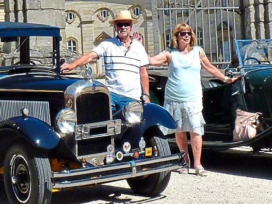 Georg und Uschi Weikert zwischen den Oldtimern vor Schloss Weissenstein in Pommersfelden. Georg und Uschi Weikert zwischen den Oldtimern vor Schloss Weissenstein in Pommersfelden.