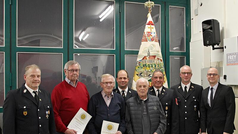 Vorsitzender Jochen Nürnberger (links) und Kommandant Bernd Czelustek (2.v.r.) zeichneten v.l. Joachim Hofmann, Karl Nürnberger, Dominik Reichert, Lorenz Oppelt und Jürgen Rollmann für ihre langjährige Mitgliedschaft aus. OB Dirk Vogel gehörte zu ...