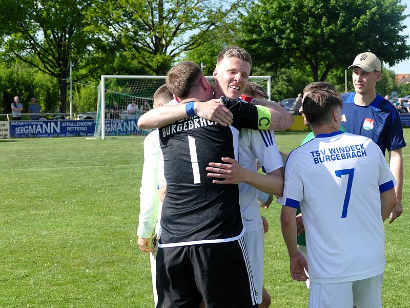 Der TSV Burgebrach bejubelt den Meistertitel in der Bezirksliga Oberfranken West nach dem 2:1 in Kemmern.TSV Burgebrach: Meister Bezirksliga West 2024/25 Der TSV Burgebrach bejubelt den Meistertitel in der Bezirksliga Oberfranken West nach dem 2:1 in Kemmern.