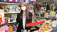 Bestellungen  verzögern sich:   Karin     Simmerlein  in ihrem Spielwarenladen in Ebermannstadt.Forchheim & Fränkische Schweiz