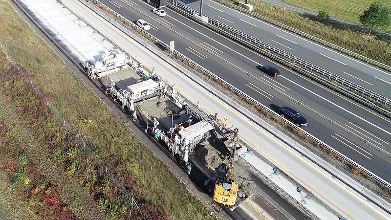 Die Fahrbahn wurde zwischen dem Autobahndreieck und Bayreuth zwar betoniert, es wurden aber noch nicht alle  f&uuml;r die Verkehrsfreigabe erforderlichen Arbeiten abgeschlossen.