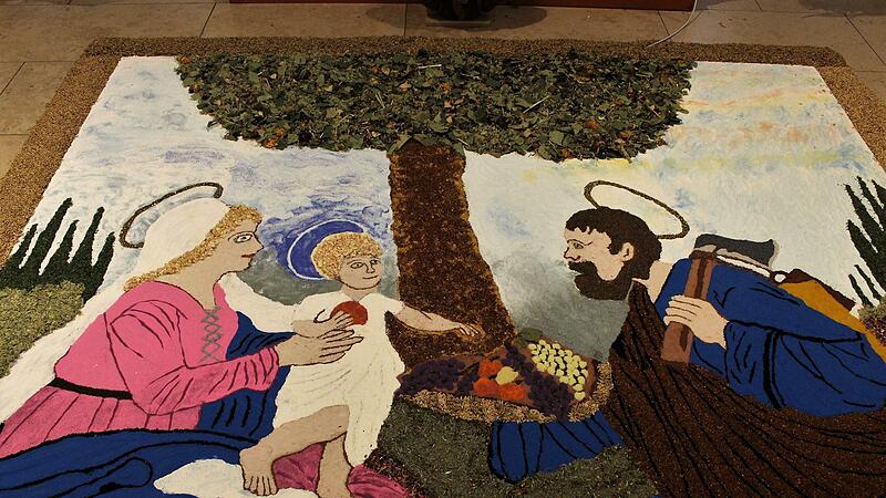 Dank für eine gute Ernte:  Die Heilige Familie zeigt der Ernteteppich, den Petra Wichert, Simone Martin, Annette Wächtler, Eva und Lena Gogolok, Kathrin Wächtler und Anita Beck in der Wachenrother Kirche gelegt haben. 85 Stunden Arbeit waren dafür notwendig. Bis Allerheiligen kann das Kunstwerk täglich zwischen 9 und 18 Uhr besichtigt werden.