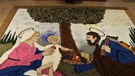 Dank für eine gute Ernte:  Die Heilige Familie zeigt der Ernteteppich, den Petra Wichert, Simone Martin, Annette Wächtler, Eva und Lena Gogolok, Kathrin Wächtler und Anita Beck in der Wachenrother Kirche gelegt haben. 85 Stunden Arbeit waren dafür notwendig. Bis Allerheiligen kann das Kunstwerk täglich zwischen 9 und 18 Uhr besichtigt werden.