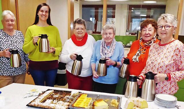 Die Rückkehr in das neue, barrierefreie Kreuzberg-Gemeindezentrum war für die Evangelische Frauenhilfe der Höhepunkt des vergangenen Jahres. 14 große Iso-Kannen für Kaffee und zwei Pump-Iso-Kannen für Tee und heißes Wasser schenkten die Damen der ... Die Rückkehr in das neue, barrierefreie Kreuzberg-Gemeindezentrum war für die Evangelische Frauenhilfe der Höhepunkt des vergangenen Jahres. 14 große Iso-Kannen für Kaffee und zwei Pump-Iso-Kannen für Tee und heißes Wasser schenkten die Damen der ...