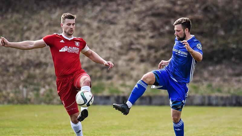 Der SC Trossenfurt um Lukas Albert (links) hat als Tabellenf&uuml;hrer beste Chancen auf den Kreisliga-Aufstieg. Die SG Obertheres um Felix Hart (rechts) w&uuml;rde aktuell Relegation spielen m&uuml;ssen.