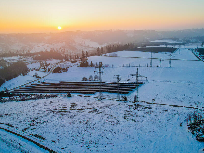 Die Photovoltaikanlage "Sondergebiet Photovoltaik Heimatenergie Ha&szlig;lachtal Pressig I" wurde auf einer Fl&auml;che von rund 15 Hektar zum Jahresende 2025 technisch fertiggestellt. Im Februar soll sie ans Stromnetz gehen.