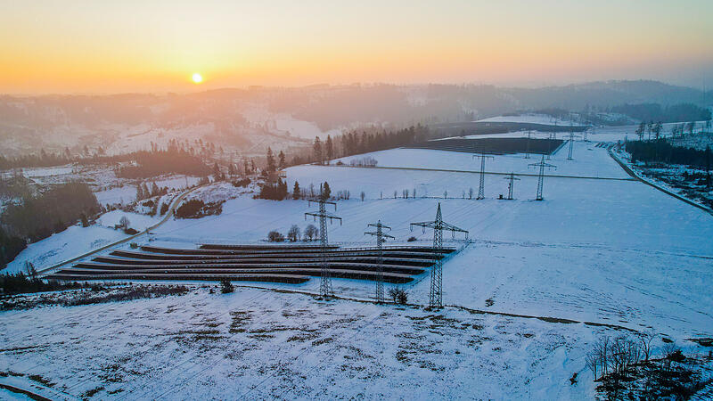 Die Photovoltaikanlage "Sondergebiet Photovoltaik Heimatenergie Ha&szlig;lachtal Pressig I" wurde auf einer Fl&auml;che von rund 15 Hektar zum Jahresende 2025 technisch fertiggestellt. Im Februar soll sie ans Stromnetz gehen.