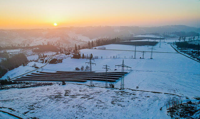 dji_0774 Die Photovoltaikanlage "Sondergebiet Photovoltaik Heimatenergie Haßlachtal Pressig I" wurde auf einer Fläche von rund 15 Hektar zum Jahresende 2025 technisch fertiggestellt. Im Februar soll sie ans Stromnetz gehen.