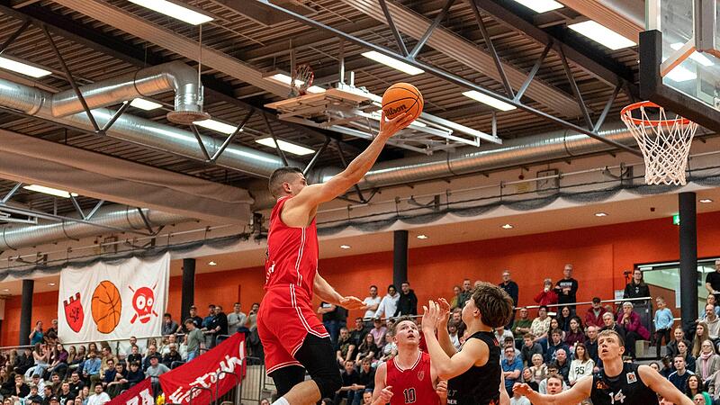 Julian Roppelt (links) brachte wie immer viel Physis in die Partie  und f&uuml;hrte seine Truppe als Spielf&uuml;hrer an.