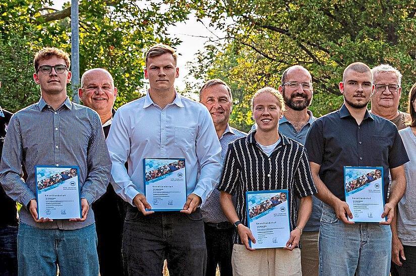 Vier Auszubildende haben bei der Bundeswehr den Gesellenbrief erhalten.Mark Hallensleben Vier Auszubildende haben bei der Bundeswehr den Gesellenbrief erhalten.Mark Hallensleben