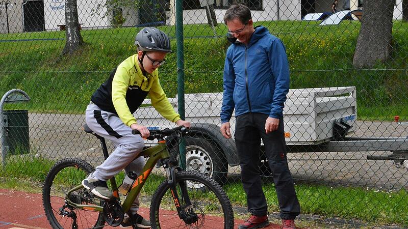 In den vergangenen Wochen wurden am Schullandheim Rappershausen die Vorbereitungen für das Landesfinale im Frankencup getroffen. Verantwortlich dafür ist Michael Kreil, Koordinator und Schulsportbeauftragter Radsport Bayern. Gar nicht so einfach a... In den vergangenen Wochen wurden am Schullandheim Rappershausen die Vorbereitungen für das Landesfinale im Frankencup getroffen. Verantwortlich dafür ist Michael Kreil, Koordinator und Schulsportbeauftragter Radsport Bayern. Gar nicht so einfach a...