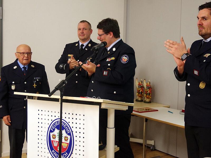 Standing Ovation für das dienstälteste Mitglied der Kronacher Wehr, Walter Lieb, der für 75-jährige Vereinstreue geehrt wurde.