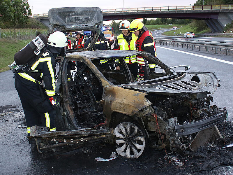 Toyota nach Unfall auf der A73 bei Coburg ausgebrannt