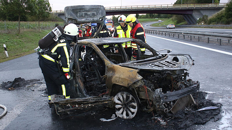 Toyota nach Unfall auf der A73 bei Coburg ausgebrannt