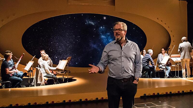 Intendant Bernhard F. Loges inszeniert &bdquo;Die Zauberfl&ouml;te f&uuml;r Kinder&ldquo; in der Coburger Reithalle.