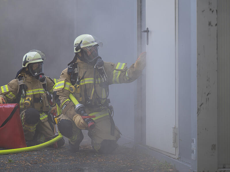 Feuerwehr Bamberg im Einsatz um einen durch den Täter gelegten Brand zu löschen