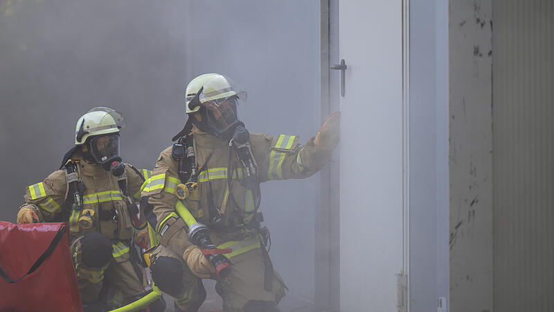Feuerwehr Bamberg im Einsatz um einen durch den T&auml;ter gelegten Brand zu l&ouml;schen