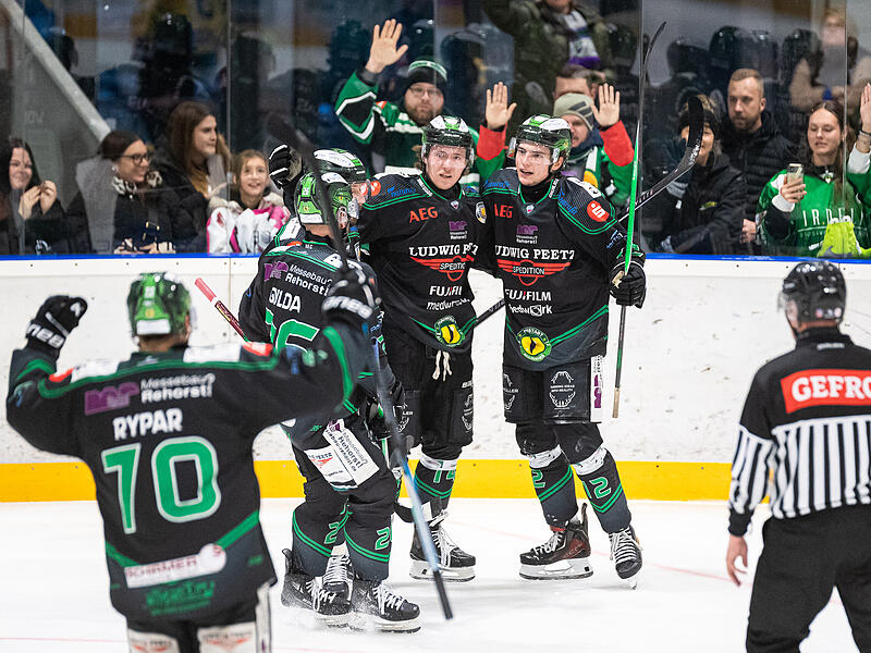 Zehn Sekunden vor der Schlusssirene erzielte Leon Dalldush (Mitte) seinen Hattrick für die Höchstadt Alligators.
