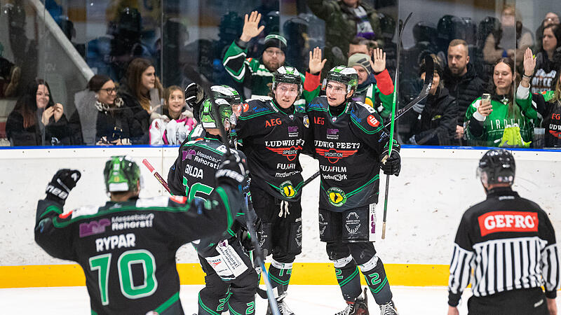 Zehn Sekunden vor der Schlusssirene erzielte Leon Dalldush (Mitte) seinen Hattrick f&uuml;r die H&ouml;chstadt Alligators.