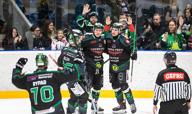 Die Höchstadt Alligators um Leon Dalldush (Mitte) haben sich überraschend gegen den ECDC Memmingen durchgesetzt. Zehn Sekunden vor der Schlusssirene erzielte Leon Dalldush (Mitte) seinen Hattrick für die Höchstadt Alligators.