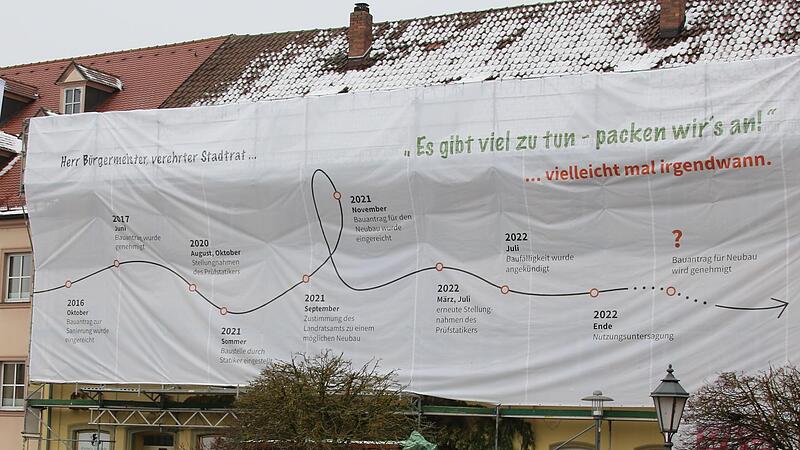 Auf einem rund 20 Meter breiten Banner hat die Eigentümergesellschaft die Geschichte des Anwesens Marktplatz 9 in Hammelburg dargestellt. Zudem gibt es ein mehrseitiges Schreiben an alle Stadträte.