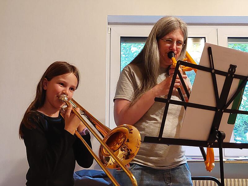 Kiara und Kathrin Fuchss Portela beim Üben für den Symphonic Mob.