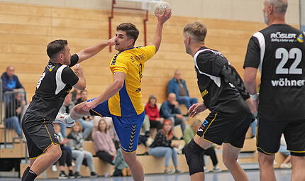 Nur selten fand Kunstadts Niklas Hofknecht (am Ball) einen Weg durch die Abwehr des HSC Coburg.