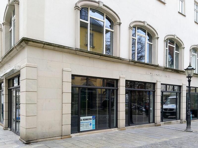 Januar 2020: Das Ladenlokal ist leer. Im Fenster h&auml;ngt das Plakat eines Immobilienmaklers.