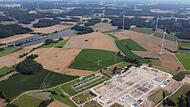 Alles, was die Energiewende braucht, liegt bei Würgau nah beieinander: Regenerative Energiegewinnung durch Photovoltaik (entlang der Autobahn Bamberg – Bayreuth), Windkraftanlagen – aber auch ein leistungsstarkes Umspannwerk. Unten rechts sind die beiden Fundamente für die insgesamt vier Phasenschiebertransformatoren zu erkennen, zwei werden gerade installiert, zwei werden demnächst angeliefert.