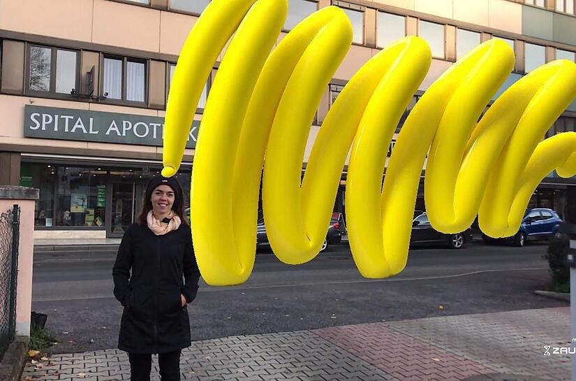 Unsere Autorin Corinna Tübel hat auch ein Bild geschossen, in dem sie und eines der virtuellen Kunstwerke zu sehen sind.