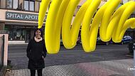 Unsere Autorin Corinna Tübel hat auch ein Bild geschossen, in dem sie und eines der virtuellen Kunstwerke zu sehen sind.